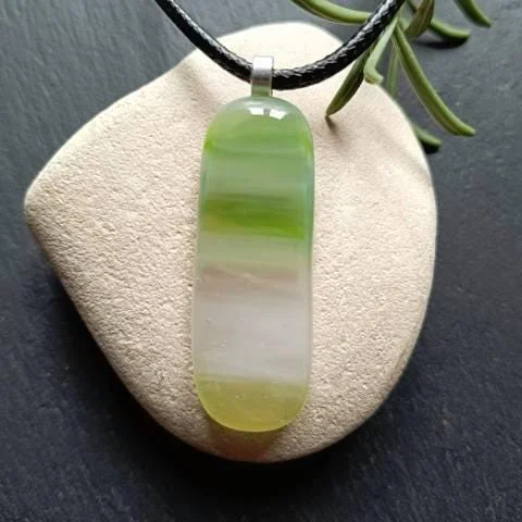 Long green fused glass pendant necklace - Photo 3