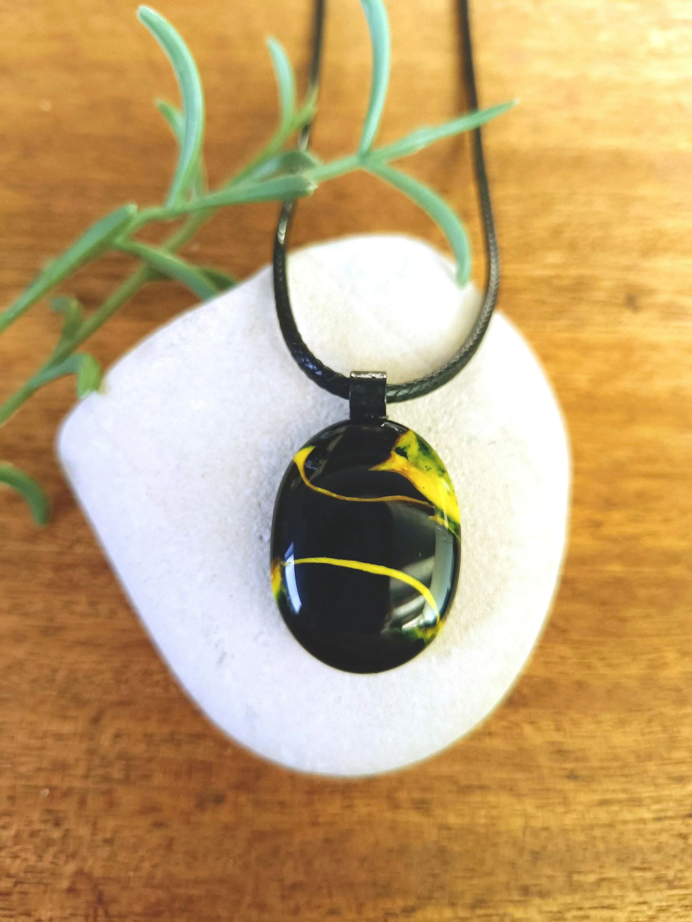 Handcrafted glass marble pendant necklace - Photo 1