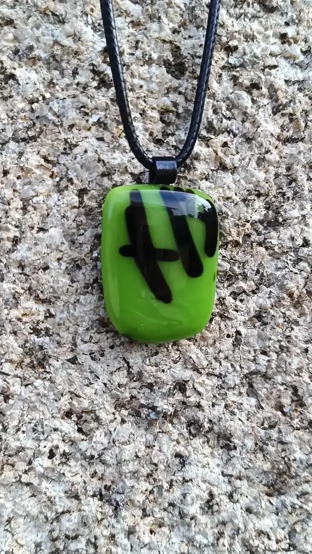 Green handcrafted fused glass pendant necklace - Photo 2