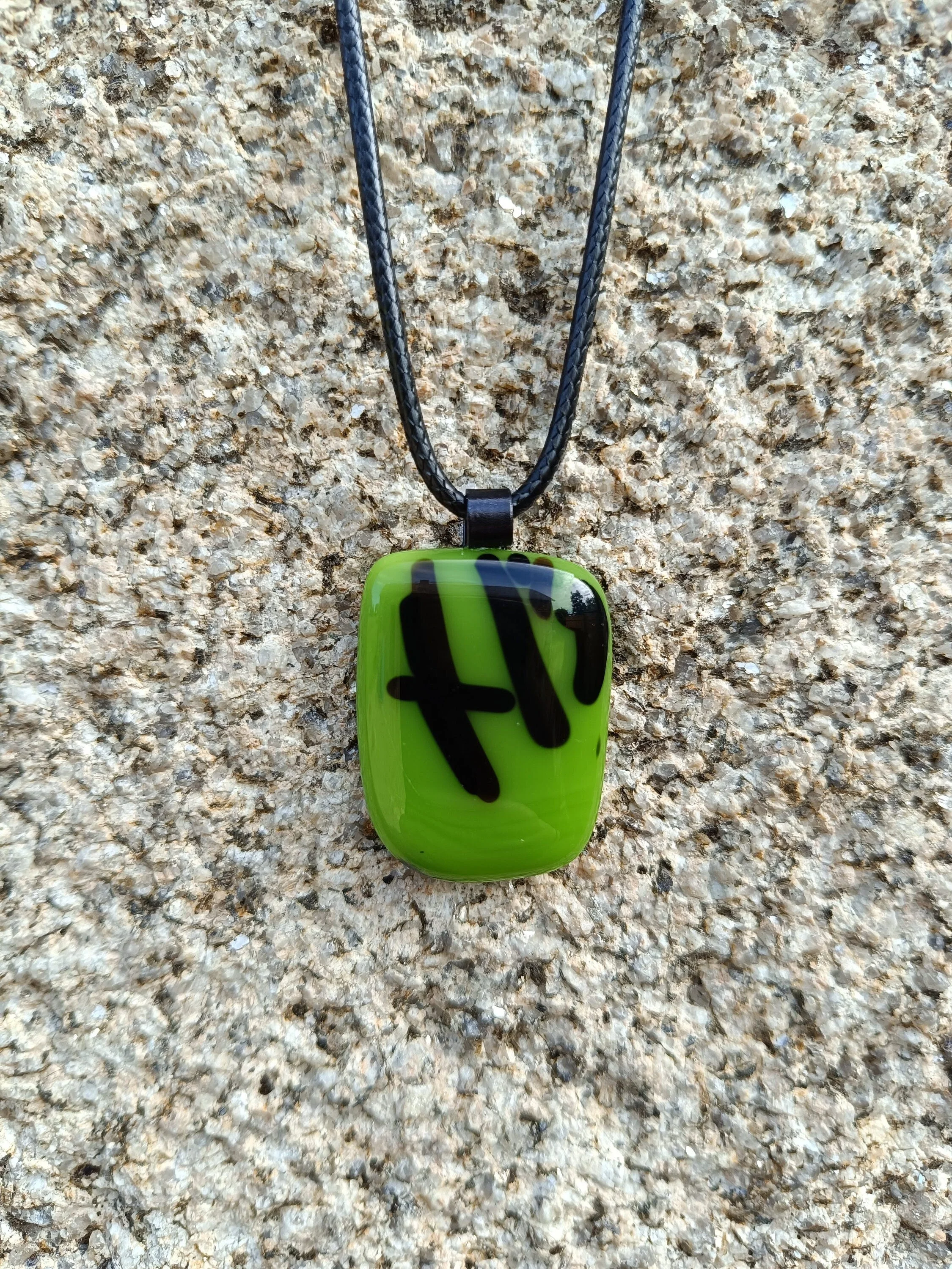 Green handcrafted fused glass pendant necklace - Photo 3