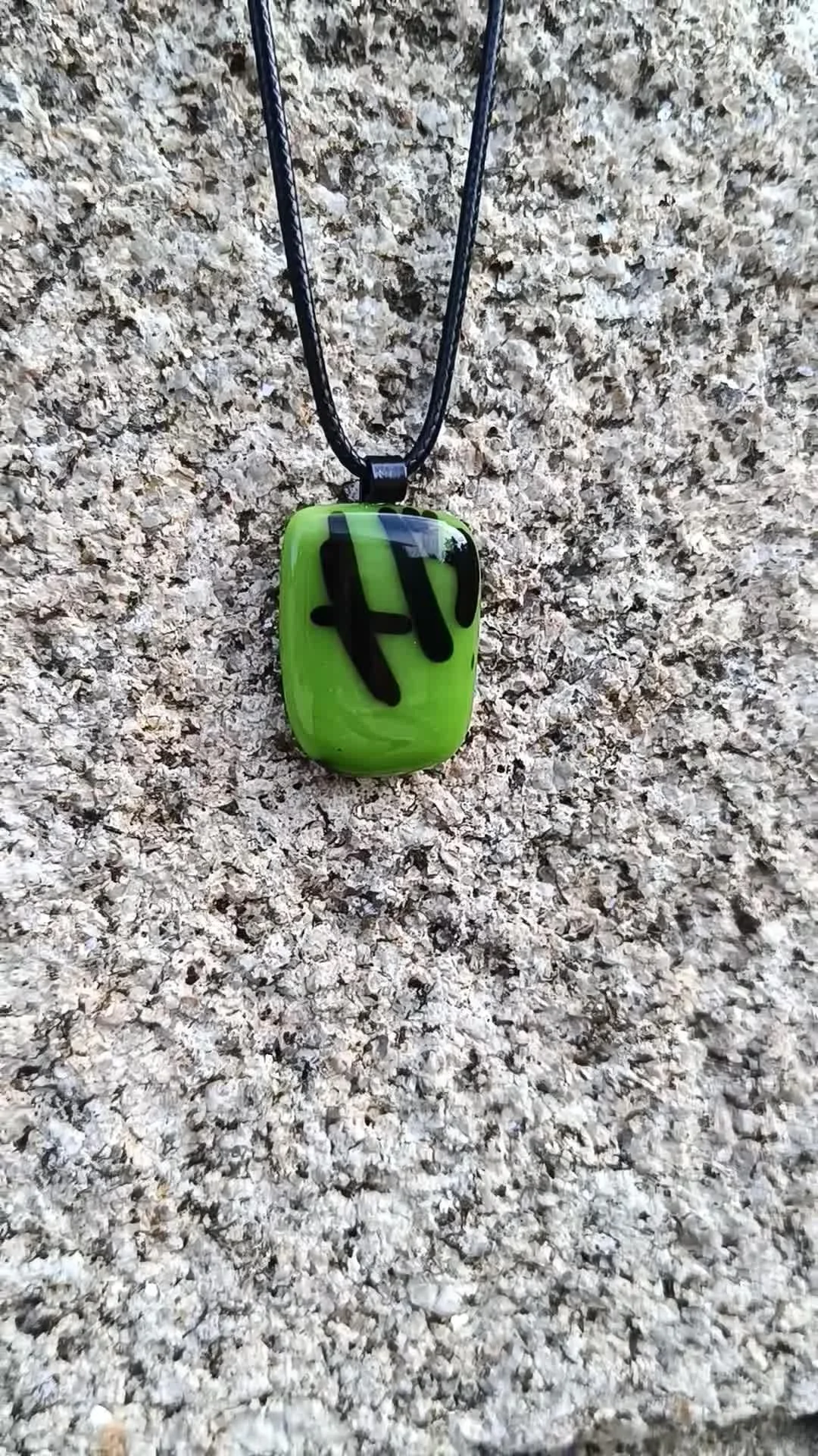 Green handcrafted fused glass pendant necklace - Photo 4