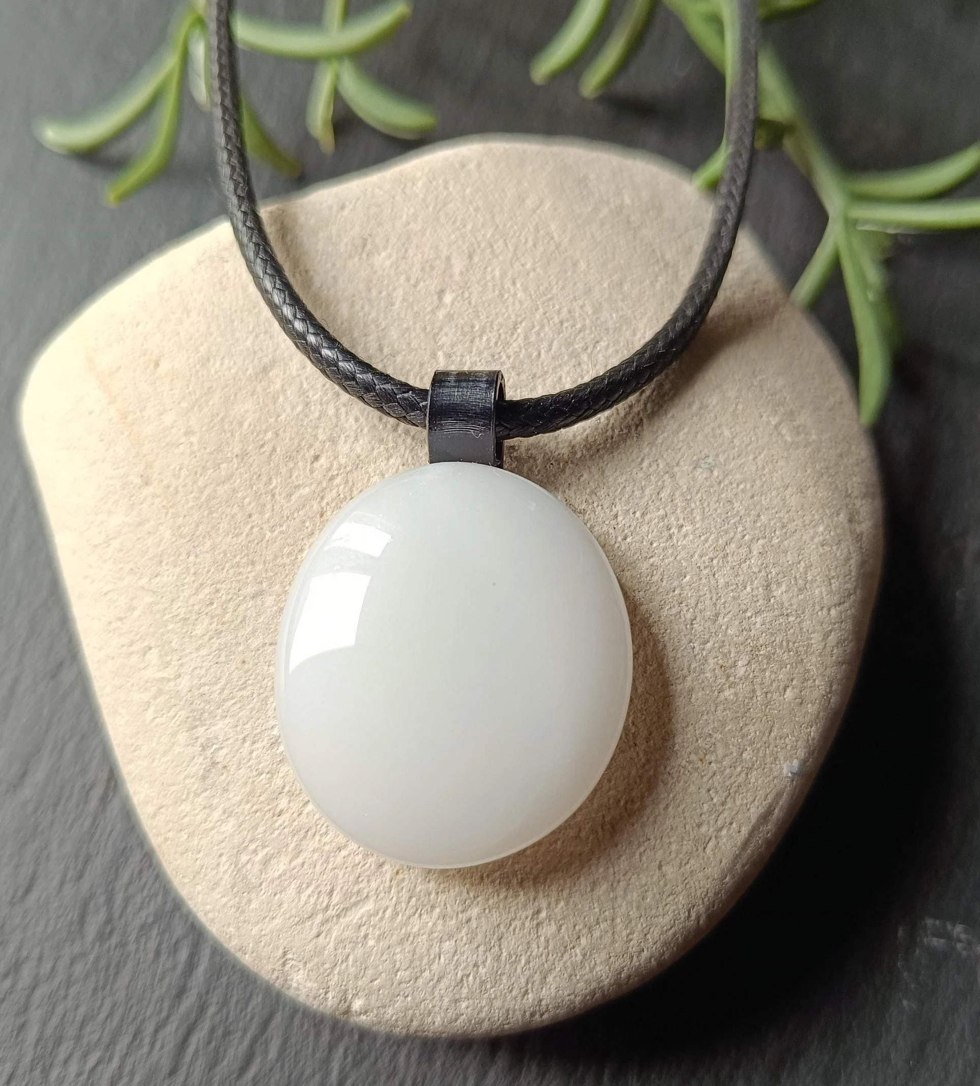 White fused glass pendant necklace - Photo 1