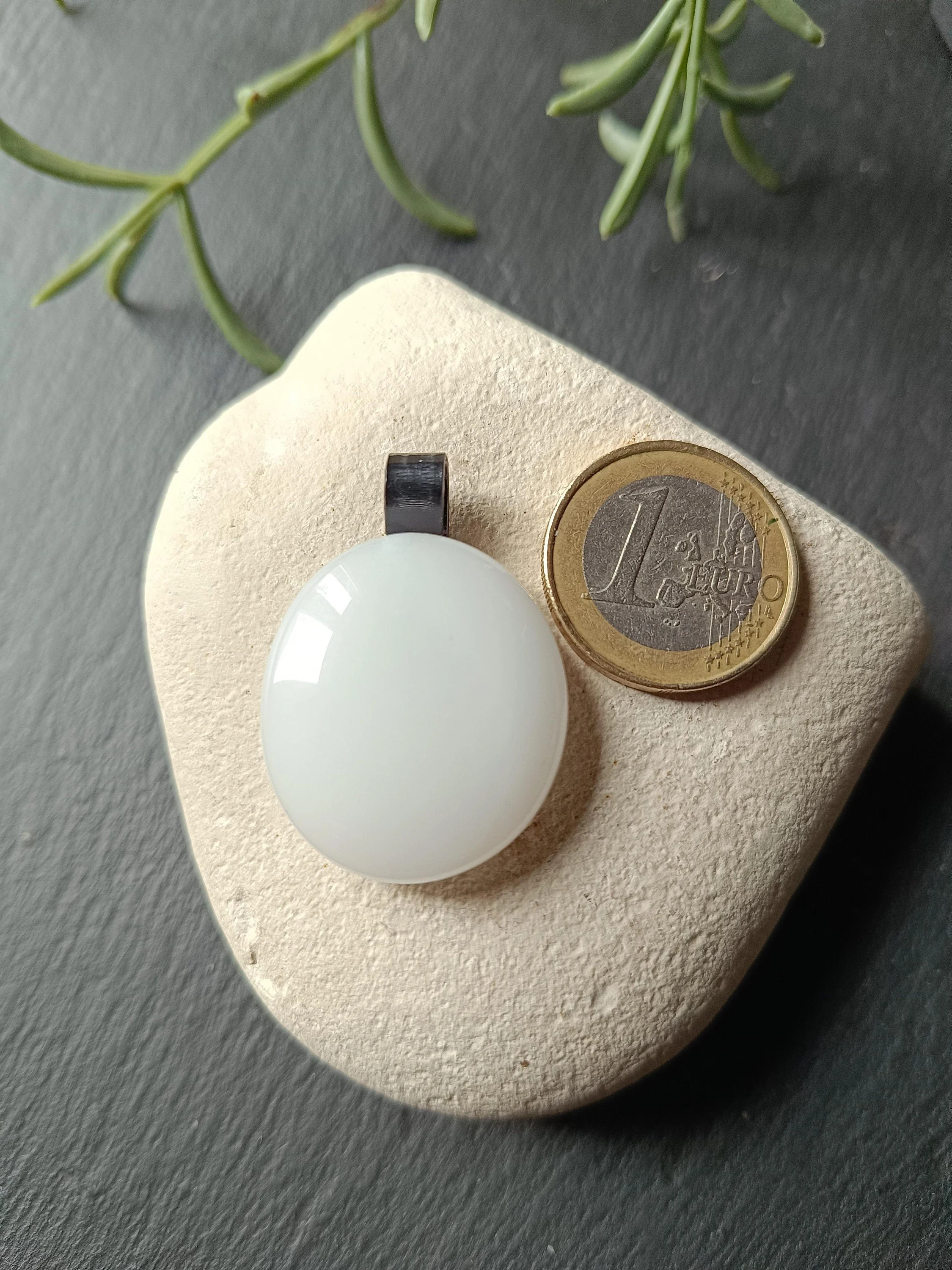 White fused glass pendant necklace - Photo 2