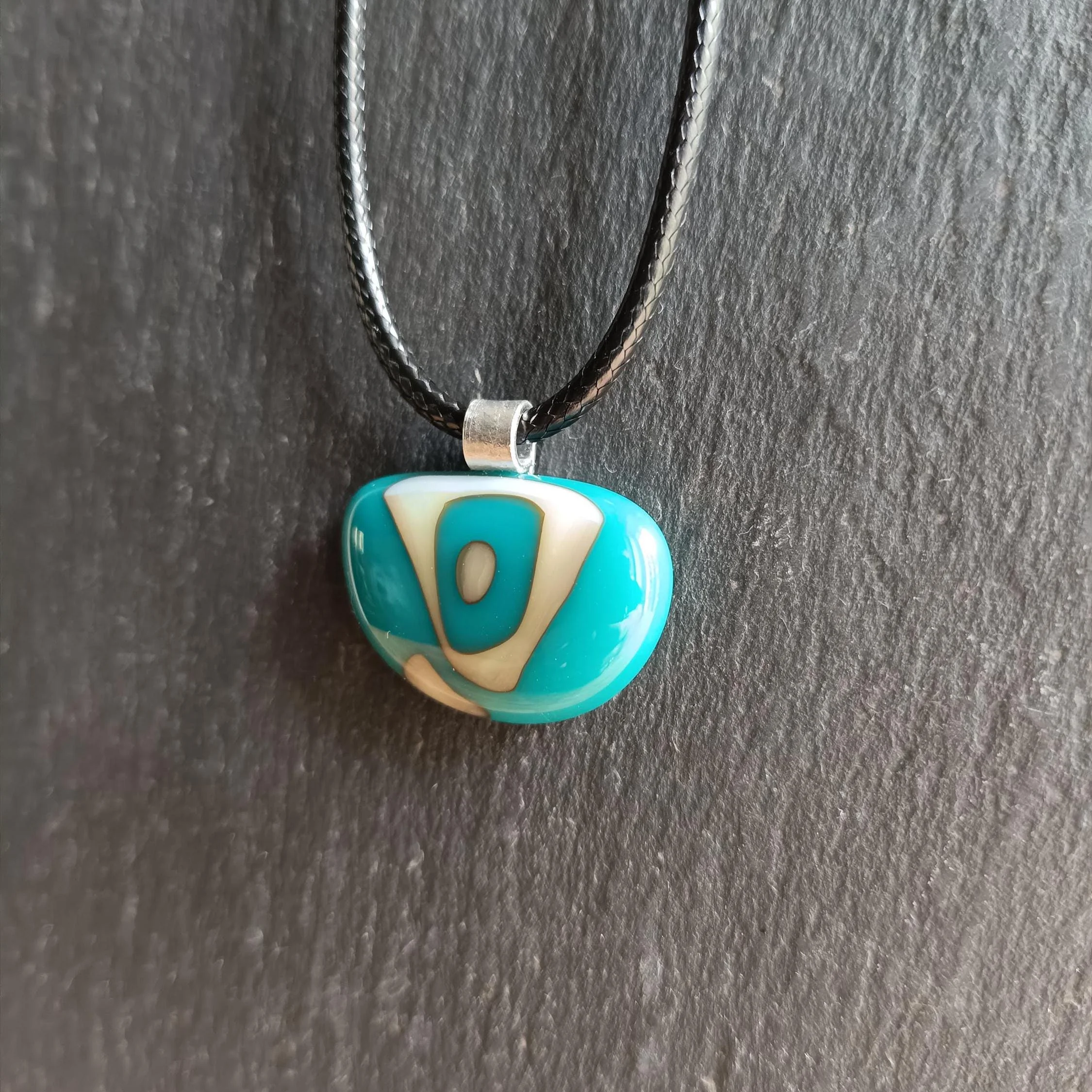 Turquoise and vanilla fused glass pendant necklace - Photo 7