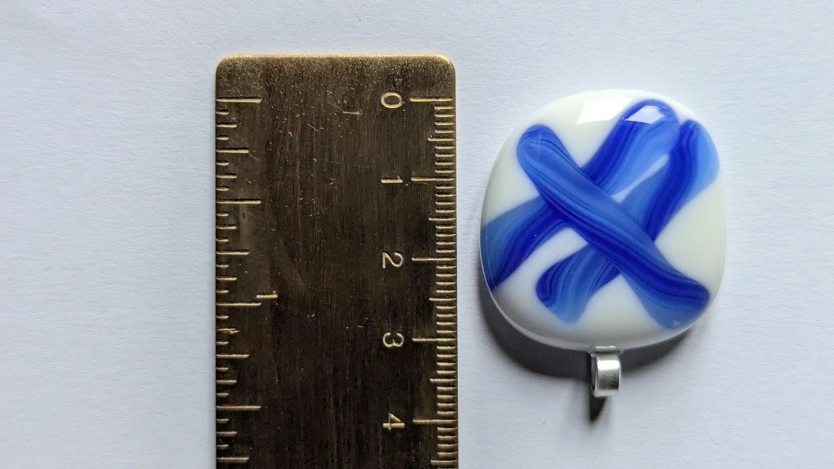 Blue and white fused glass pendant necklace - Photo 3