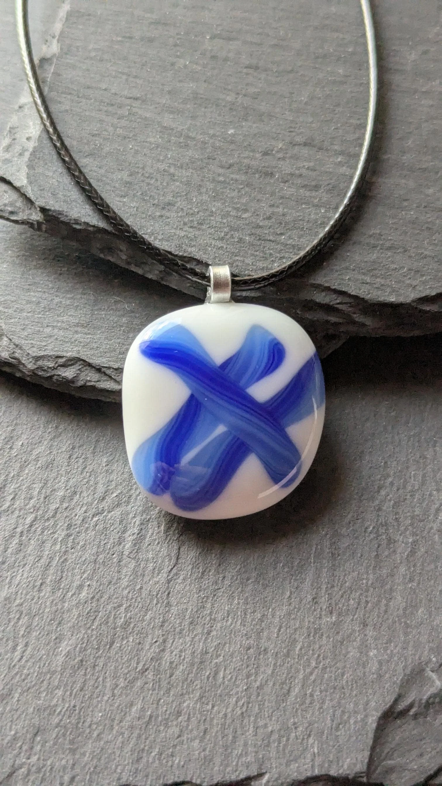 Blue and white fused glass pendant necklace - Photo 4