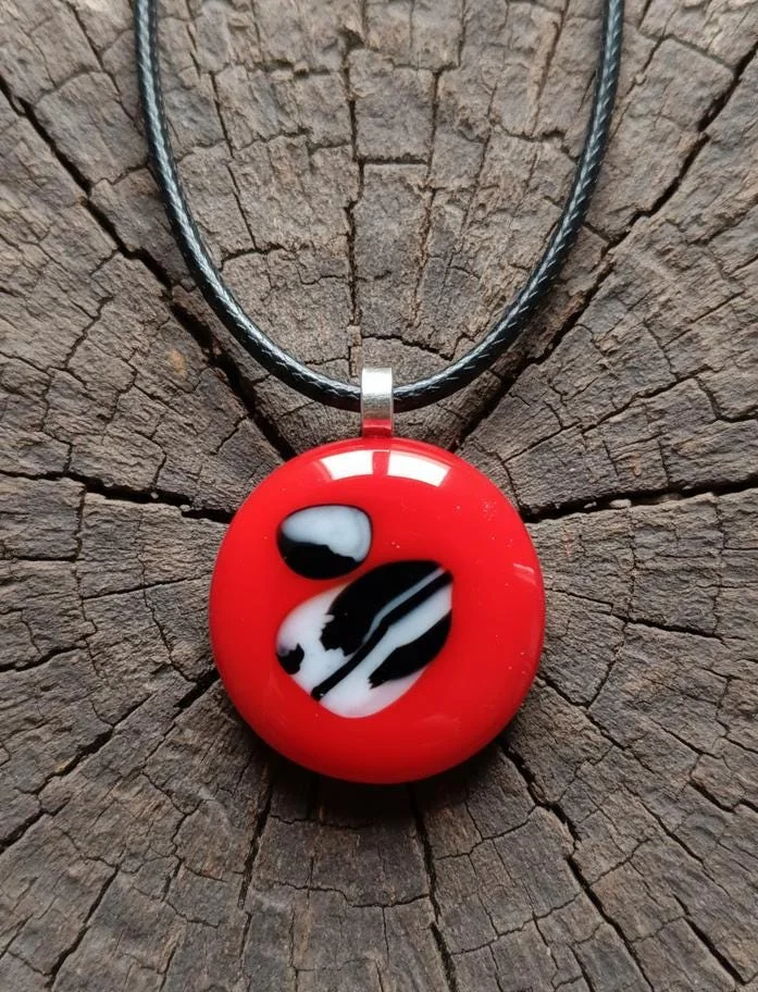 Red fused glass pendant necklace - Photo 1
