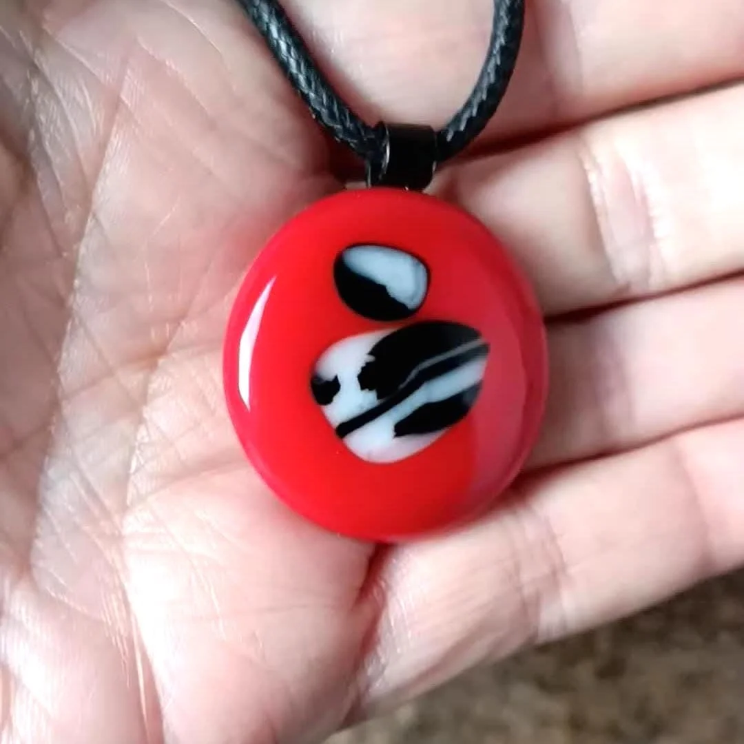 Red fused glass pendant necklace - Photo 3