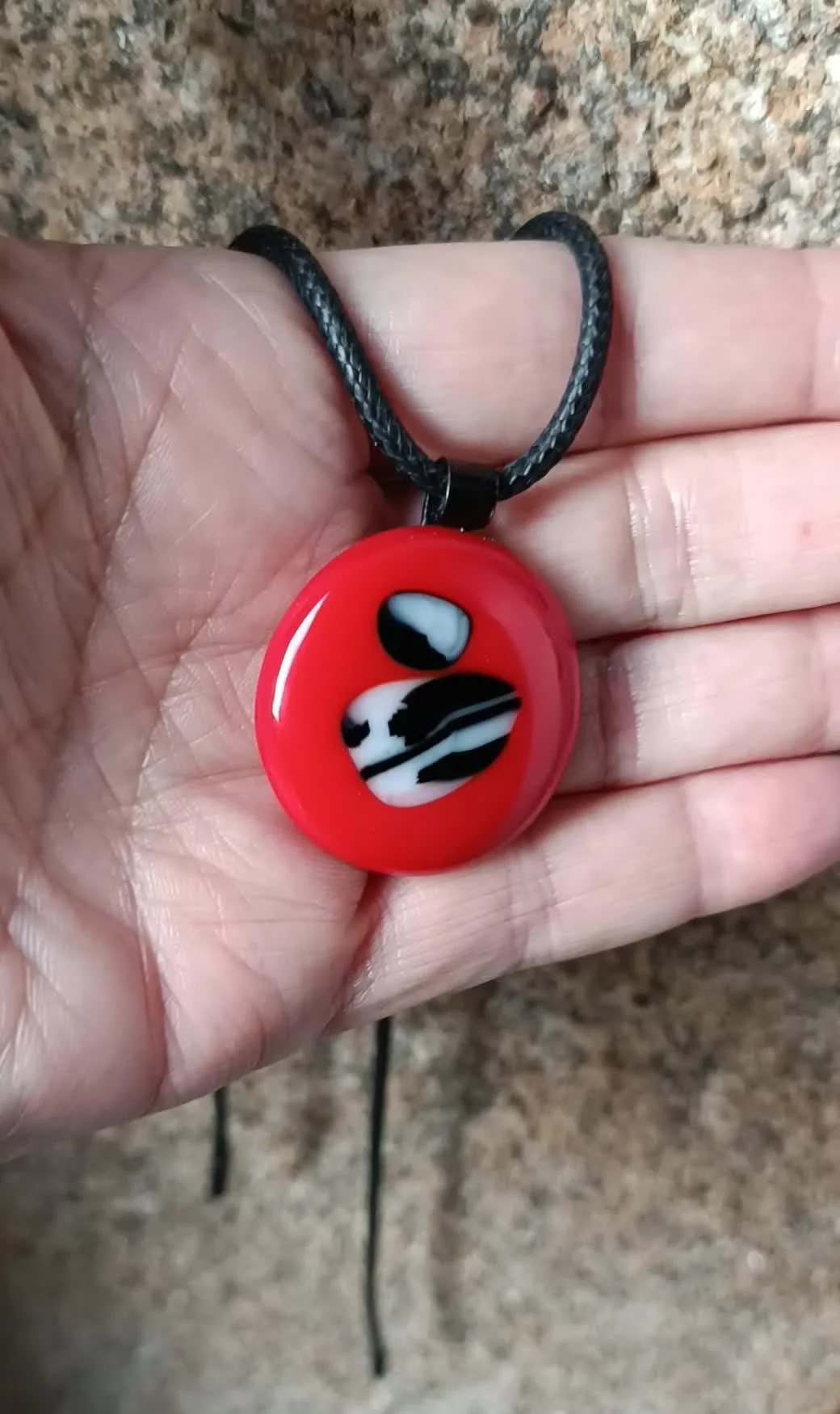 Red fused glass pendant necklace - Photo 4