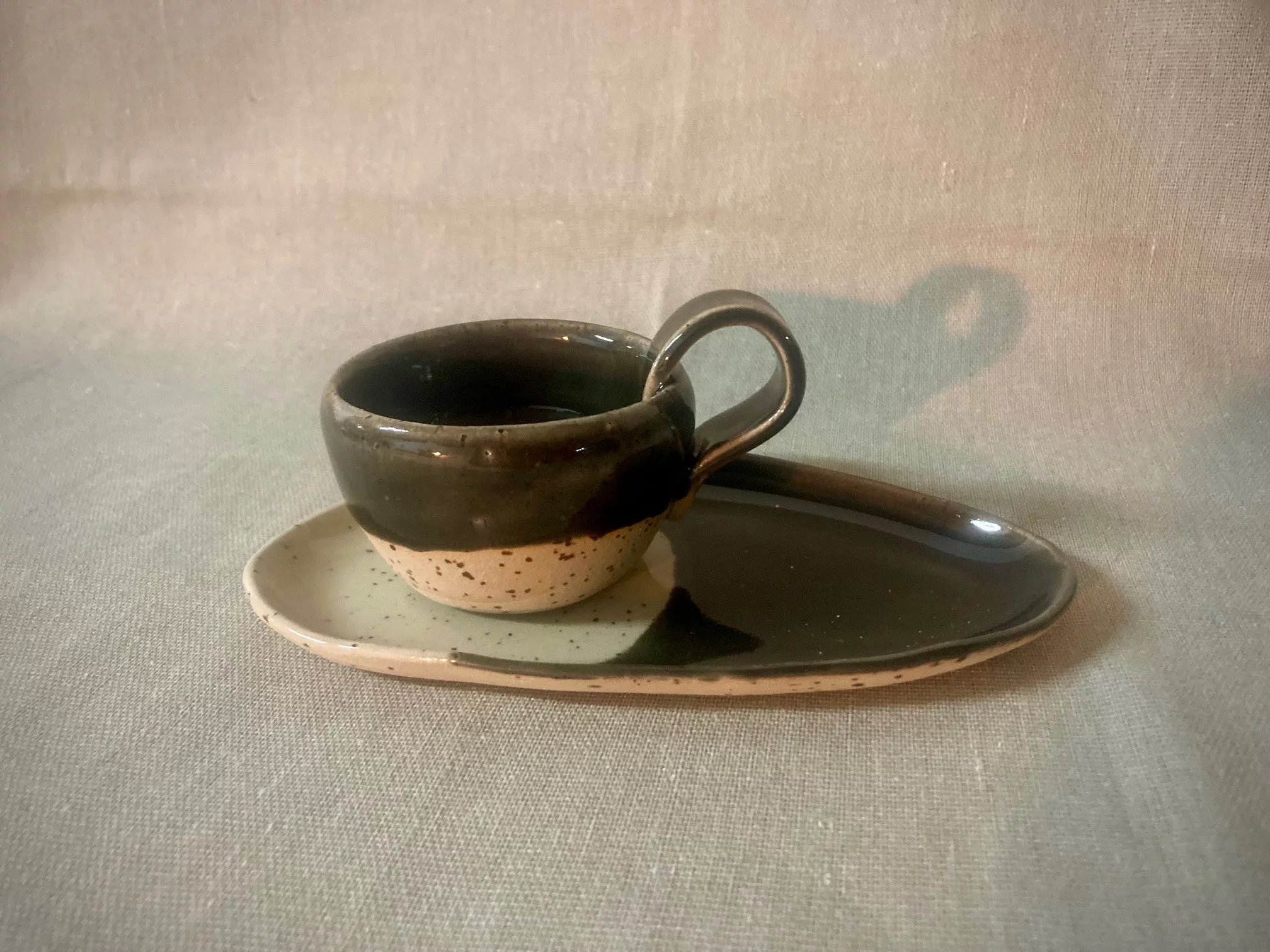 Adorable tasse et sous-tasse assortie en grès - Photo 1